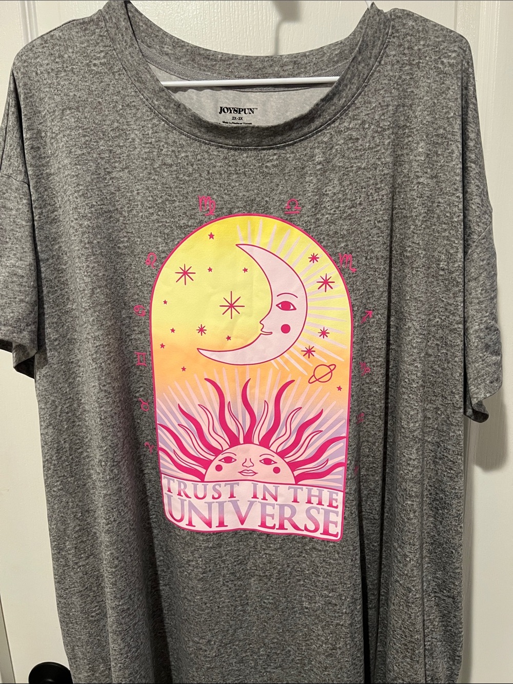 JoySpun Women's pajamas/nightgown Graphic Tee - 'Trust in the Universe'